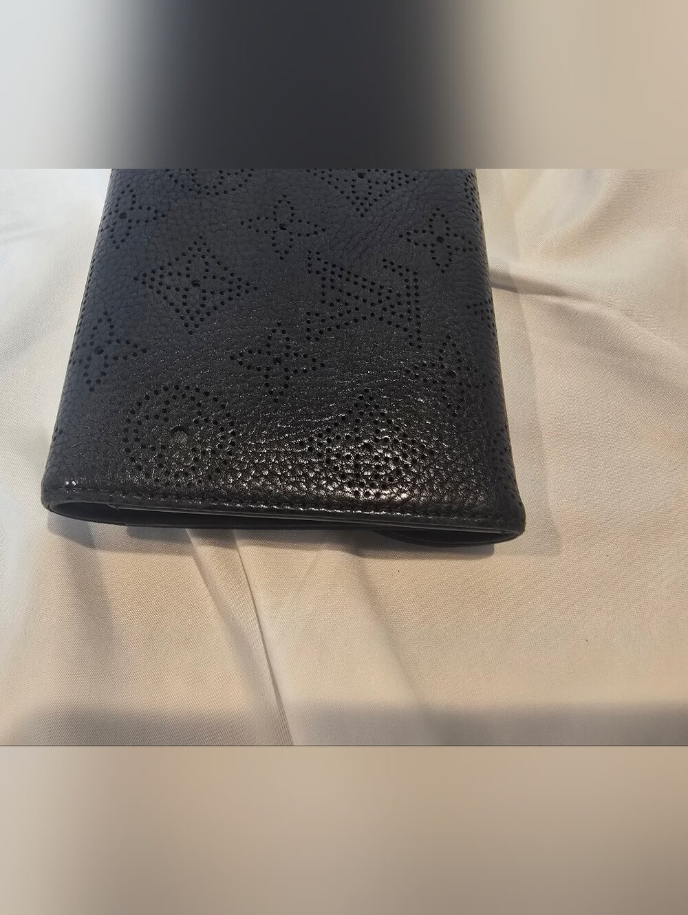 AUTHENTIC Louis Vuitton Long Wallet – Classic Flap & Clasp – Amelia Mahina-black - Picture 3 of 11